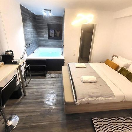 Fabilicious Suites - 2 Apartments- Romantic Jacuzzi & Spacious Family Comfort Athènes Extérieur photo