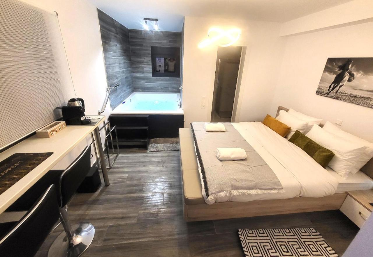 Fabilicious Suites - 2 Apartments- Romantic Jacuzzi & Spacious Family Comfort Athènes Extérieur photo