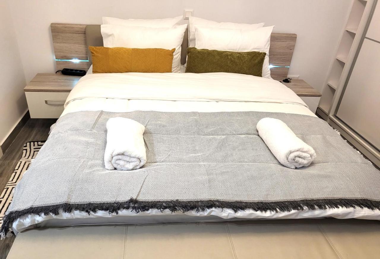 Fabilicious Suites - 2 Apartments- Romantic Jacuzzi & Spacious Family Comfort Athènes Extérieur photo