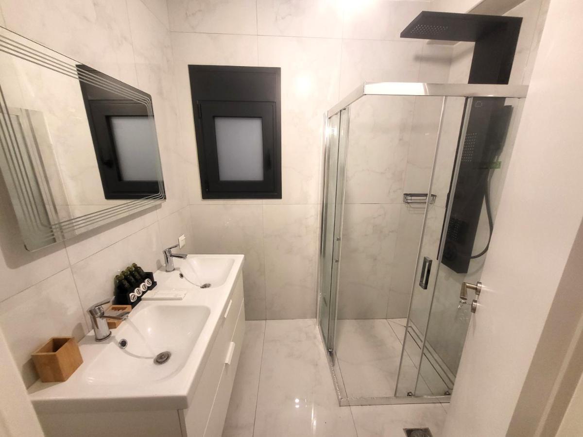 Fabilicious Suites - 2 Apartments- Romantic Jacuzzi & Spacious Family Comfort Athènes Extérieur photo