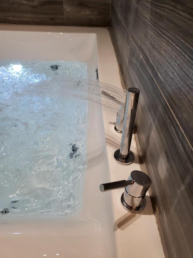 Fabilicious Suites - 2 Apartments- Romantic Jacuzzi & Spacious Family Comfort Athènes Extérieur photo