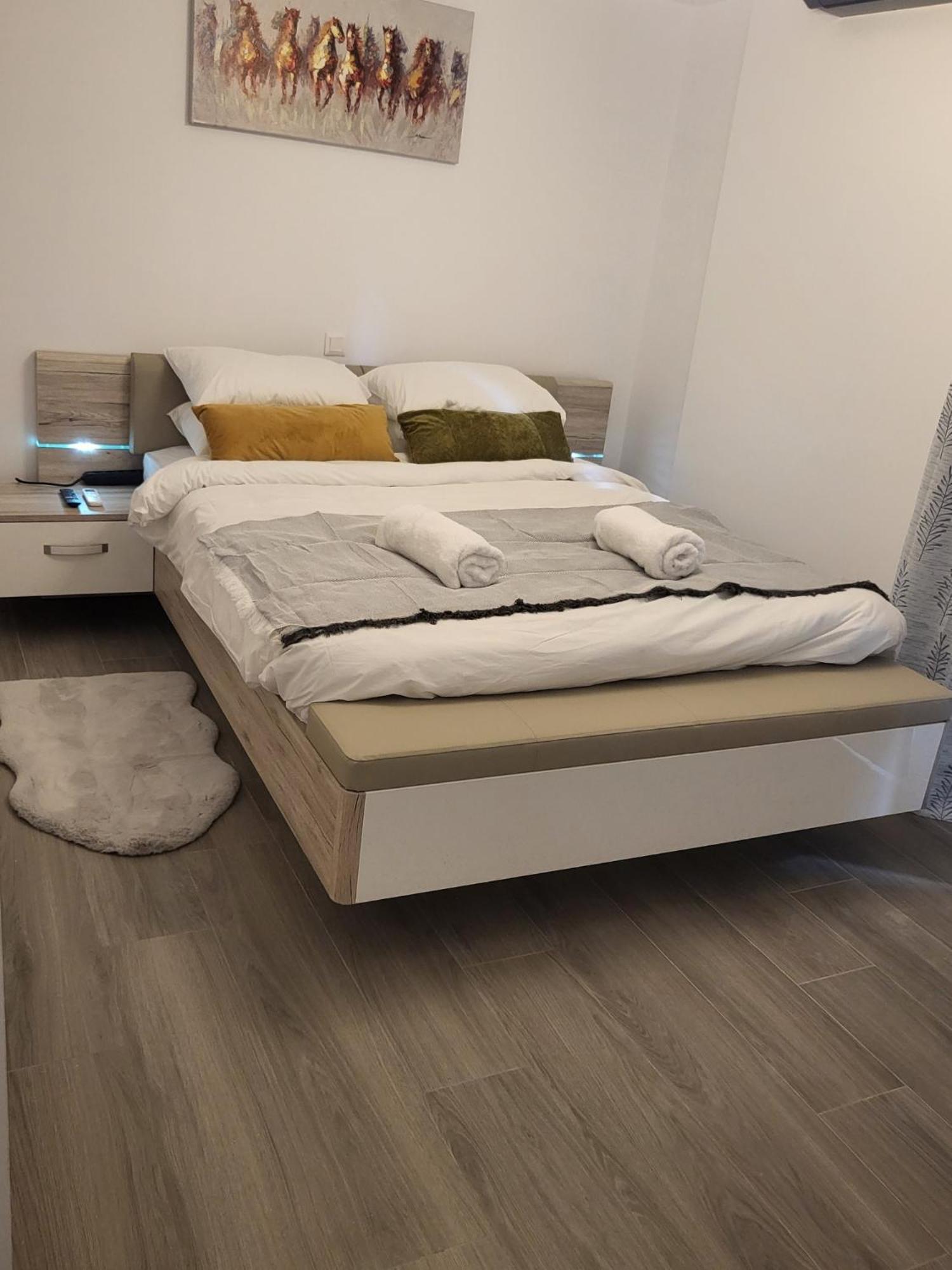 Fabilicious Suites - 2 Apartments- Romantic Jacuzzi & Spacious Family Comfort Athènes Extérieur photo