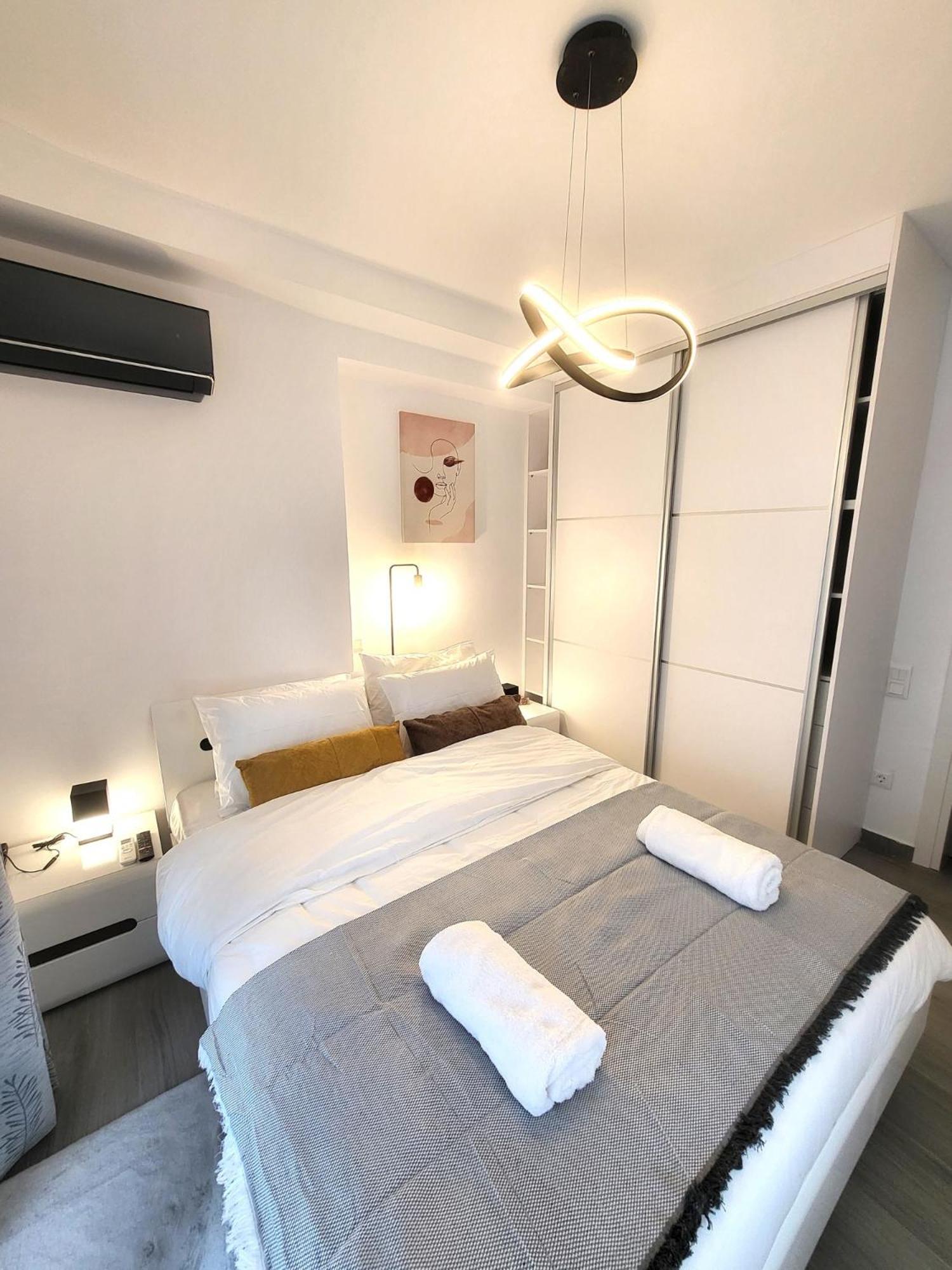 Fabilicious Suites - 2 Apartments- Romantic Jacuzzi & Spacious Family Comfort Athènes Extérieur photo