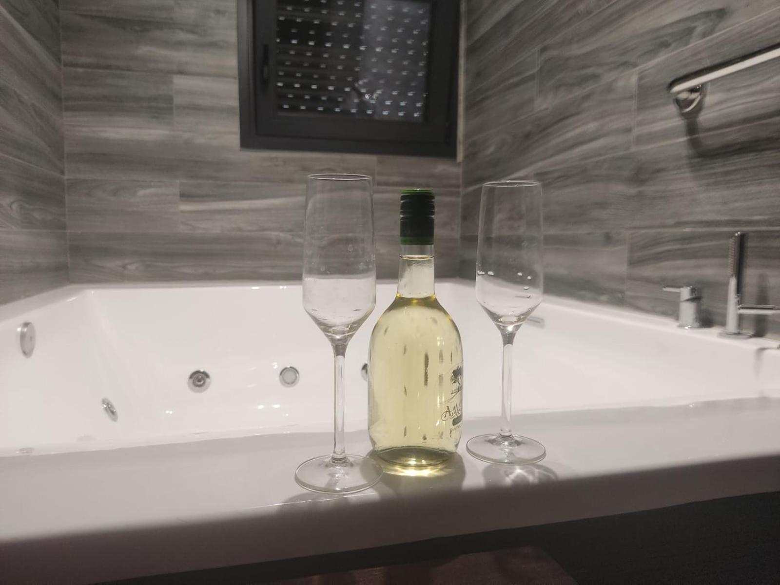 Fabilicious Suites - 2 Apartments- Romantic Jacuzzi & Spacious Family Comfort Athènes Extérieur photo