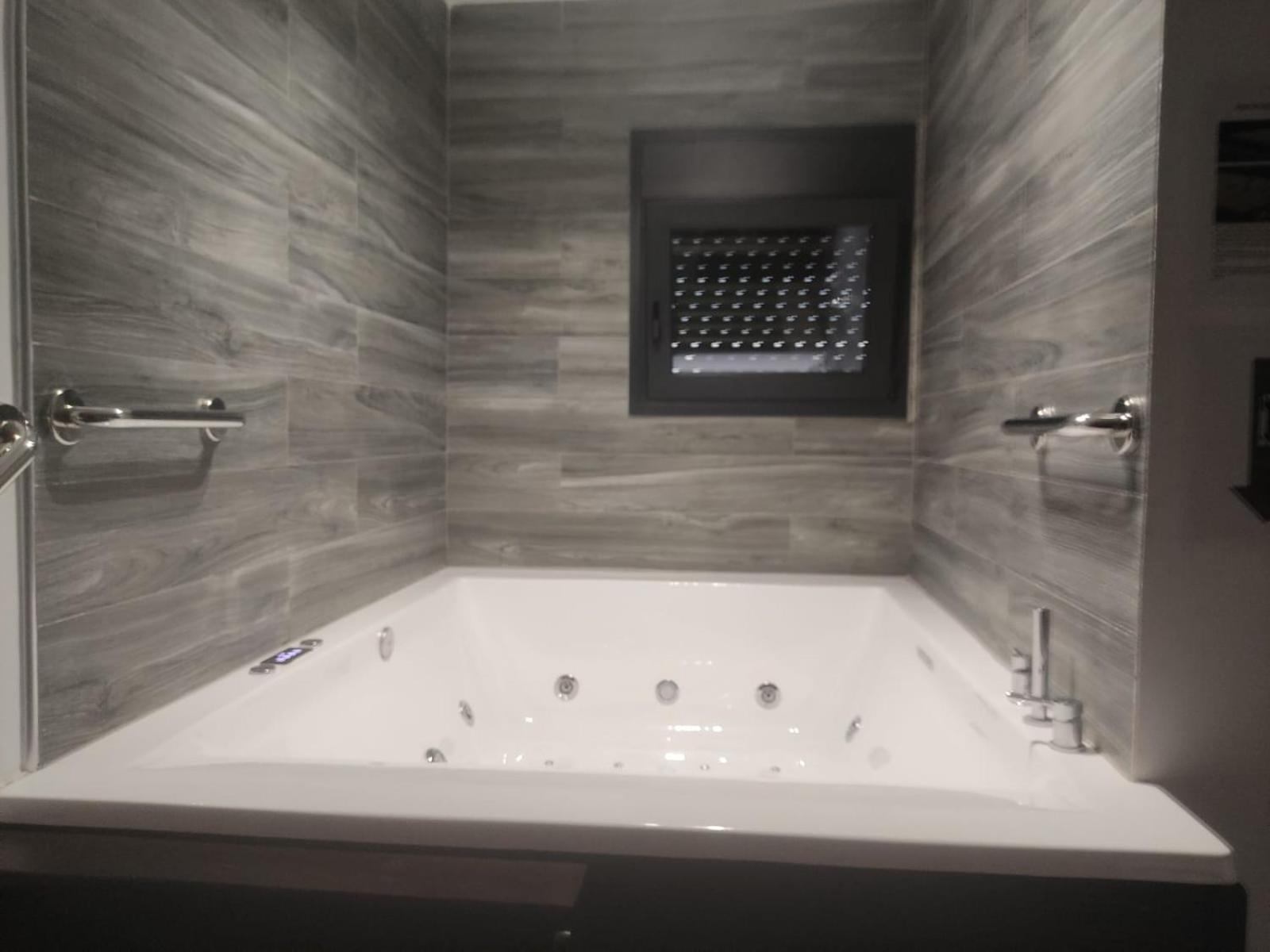Fabilicious Suites - 2 Apartments- Romantic Jacuzzi & Spacious Family Comfort Athènes Extérieur photo